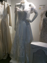 Load image into Gallery viewer, Size 18 Wedding Gown