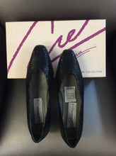 Load image into Gallery viewer, 8.5 caressa heels