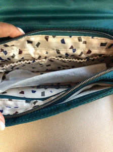 Lug crossbody