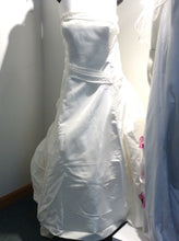 Load image into Gallery viewer, Size S/M Wedding Gown