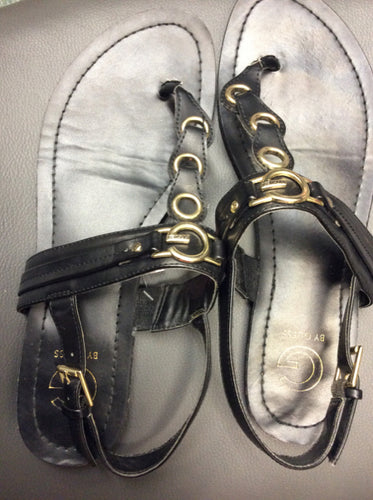 11 Guess Sandals