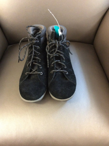 6.5 duluth Ankle Boots