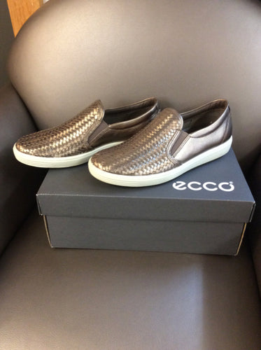 7.5 Ecco Sneakers
