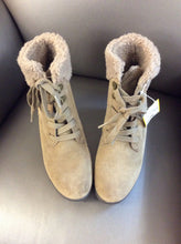 Load image into Gallery viewer, white mountain 7.5 Ankle Boots