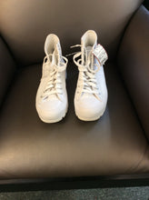 Load image into Gallery viewer, 8.5 Converse Sneakers