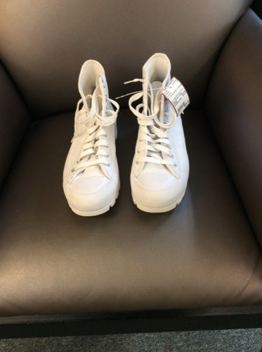 8.5 Converse Sneakers