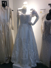 Load image into Gallery viewer, Size 18 Wedding Gown