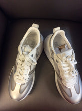 Load image into Gallery viewer, DKNY 9 Sneakers