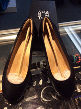 Load image into Gallery viewer, naturalizer Size 6.5 Black Shoes