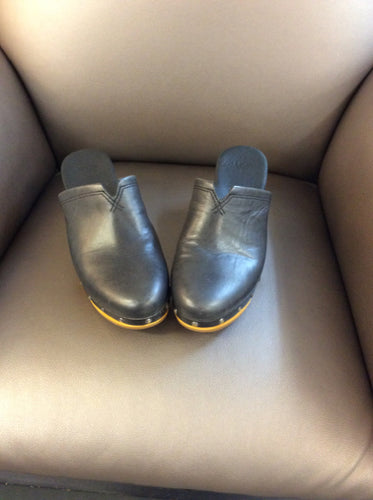 10 Uggs Clogs