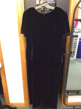 Load image into Gallery viewer, Size 14 R&amp;M Richards Gown/Evening Wear