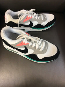 7.5 Nike Sneakers