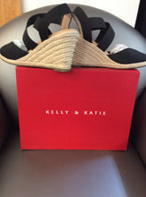 Load image into Gallery viewer, Kelly &amp; Katie 7.5 Sandals