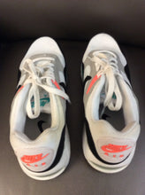 Load image into Gallery viewer, 7.5 Nike Sneakers