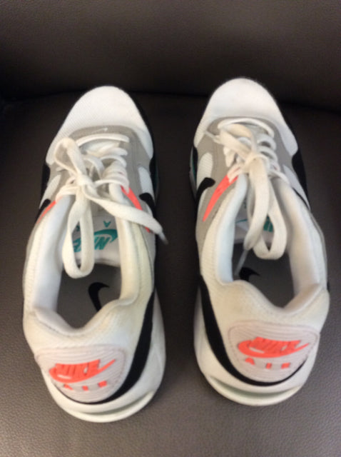 7.5 Nike Sneakers