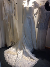Load image into Gallery viewer, Size 18 Wedding Gown