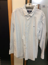 Load image into Gallery viewer, Vineyard Vines Size xl blue/white Men's button up shirt
