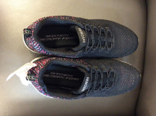 Load image into Gallery viewer, 8.5 skechers Sneakers