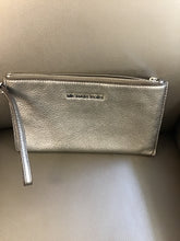 Load image into Gallery viewer, Michael Kors Wristlet