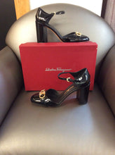 Load image into Gallery viewer, 9.5 Salvatore Ferragamo Pumps