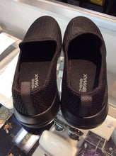 Load image into Gallery viewer, 7 skechers Sneakers