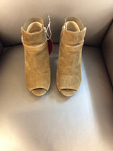Load image into Gallery viewer, Marc Fisher 6 Ankle Boots