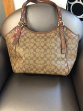 Load image into Gallery viewer, Coach handbag