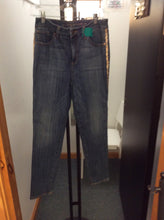 Load image into Gallery viewer, Chico's Size 0.5 Jeans