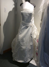 Load image into Gallery viewer, Size S/M Wedding Gown