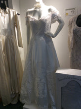Load image into Gallery viewer, Size 18 Wedding Gown