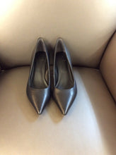 Load image into Gallery viewer, 7 Guess Pumps