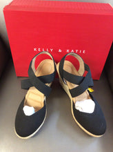 Load image into Gallery viewer, Kelly &amp; Katie 7.5 Sandals