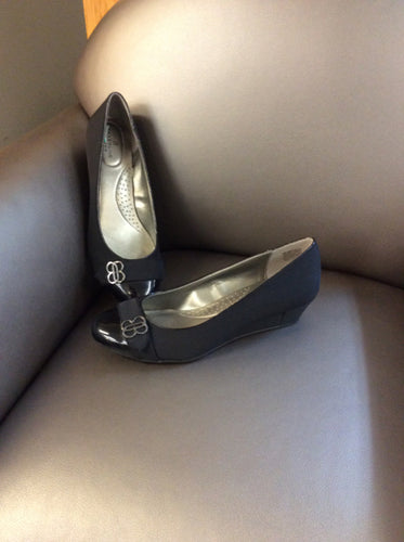 Bandolino Size 8 Black Shoes