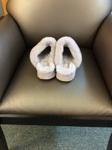 Load image into Gallery viewer, 9 Uggs Clogs