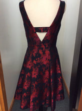 Load image into Gallery viewer, Size 6 Vera Wang Dress